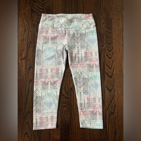 Fabletics Women's S Define PowerHold Mid-Rise Capri Leggings in Arctic Print - Picture 4 of 11